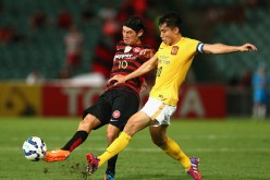 Yojiro Takahagi (L) of the Western Sydney Wanderers and Zheng Zhi (R) of Guangzhou Evergrande contest the ball during the Asian Champions League at Parramatta Stadium in Sydney, March 4, 2015.