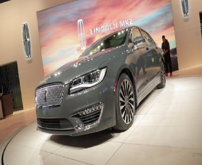 The 2017 Lincoln MKZ was unveiled at the Los Angeles Auto Show.