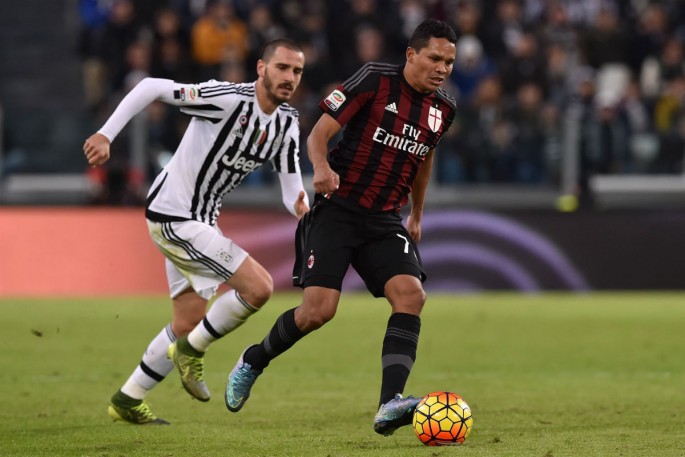 AC Milan striker Carlos Bacca (R) competes for the ball against Juventus' Leonardo Bonucci.
