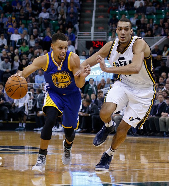 Stephen Curry drives past Rudy Gobert.