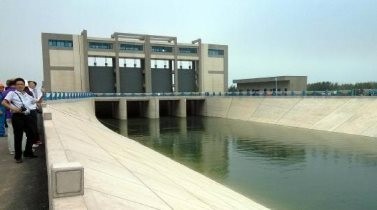 Beijing's water diversion project has not only prevented the decline of underground water level, but also brought water supply to downtown and suburban areas.