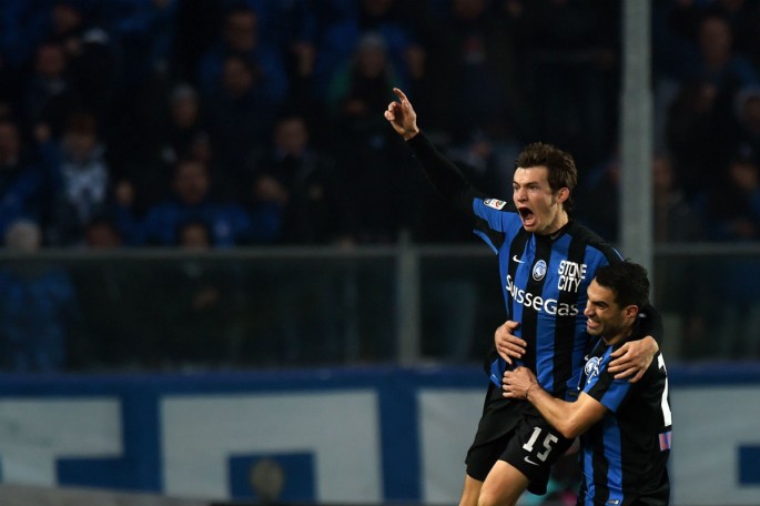 Atalanta midfielder Marten de Roon (#15) is carried by a teammate as he celebrates his goal against Palermo.