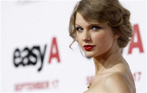 Music recording artist Taylor Swift poses at the premiere of ''Easy A'' at the Grauman's Chinese theatre in Hollywood, California September 13, 2010.