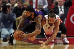 Phoenix Suns power forward Markieff Morris (L) dives for the loose ball against Chicago Bulls' Joakim Noah.