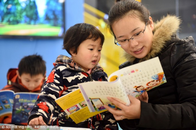 Customers read books in the Tongling City Library in east China's Anhui Province on Jan. 3, 2016.