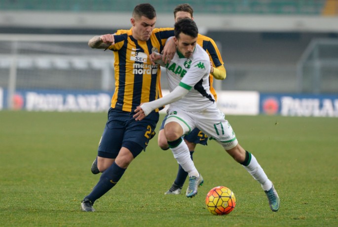 Sassuolo winger Nicola Sansone (#17) competes for the ball against Hellas' Federico Viviani.