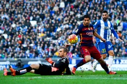 Barcelona striker Luis Suárez (R) attacks Espanyol goalkeeper Pau Lopez.