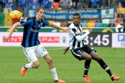 Udinese defender Edenilson (R) competes for the ball against Atalanta's Andrea Conti.