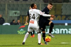 Fiorentina winger Ante Rebic (R) competes for the ball against Carpi's Gabriel Silva.