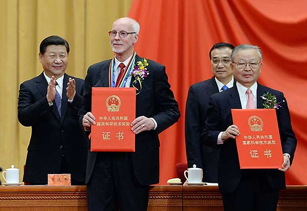 Jan-Christer Janson (front left) and Okimura Kazuki were two of the scientists who received the 2015 state science and technology awards in the Great Hall of the People in Beijing on Friday.