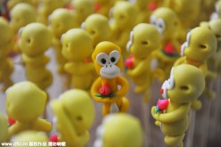 Artist Li Jinguo modeled these vivid dough sculptures of monkeys for the upcoming Spring Festival. 