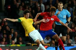 South Korean midfielder Jung Woo-young (R) competes for the ball against Brazil's Oscar in this file photo.