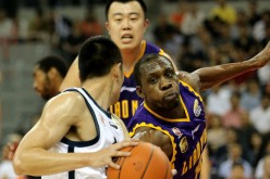 Liaoning point guard Lester Hudson (R).