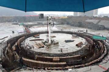 Workers continue building the Fangjiashan Nuclear Power Plant, the expansion project of Qinshan Nuclear Power Plant Phase One in Haiyan County, Jiaxing City, Zhejiang Province.