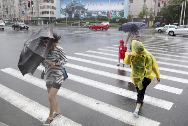Weather forecasters predict that the next few days will be the coldest winter in 35 years, with the temperature in Shanghai set to go as low as minus 7 degrees Celsius in urban areas.