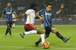 Roma forward Gervinho (L) competes for the ball against Inter Milan's Yuto Nagatomo.