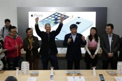 Apple Inc. CEO Tim Cook next to tech representatives from China at an Apple store.