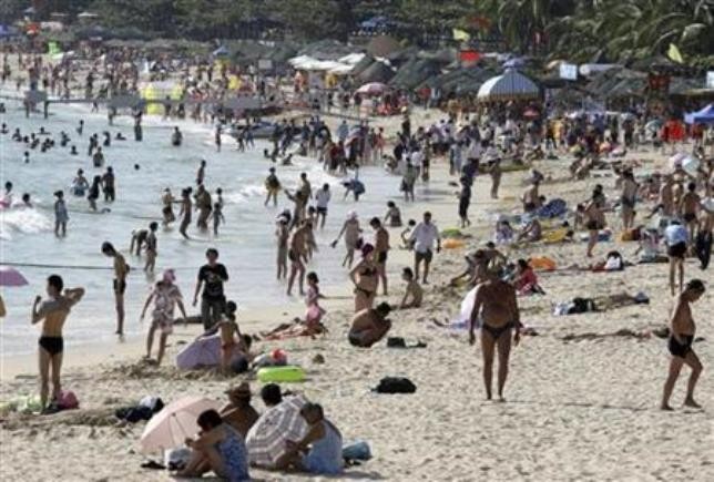 Hundreds of tourists come to Dadonghai beach in Sanya, Hainan Province, every year.
