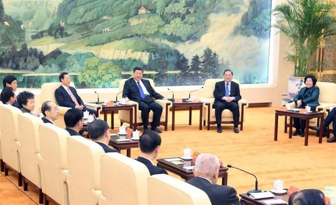 Chinese President Xi Jinping (center) urged non-Communist Party of China parties to contribute more valuable advice for the country's development. 