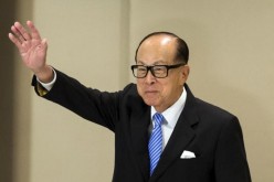 Hong Kong tycoon Li Ka-shing waves after a news conference in Hong Kong on Jan. 9, 2015. 