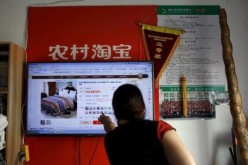 A Taobao customer in Zhejiang Province points to a product in the e-commerce site, in which more than 20 million accounts were reportedly attacked by hackers last year.