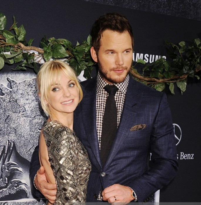 Anna Faris and Chris Pratt arrive at the 'Jurassic World' - World Premiere at Dolby Theatre on June 9, 2015 in Hollywood, California.