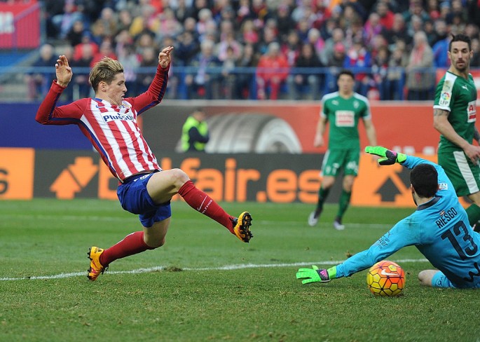 Atletico Madrid striker Fernando Torres (L) shoots the ball past Eibar goalkeeper Asier Riesgo.