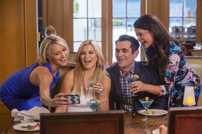 Phil (Ty Burrell) hangs out with the other housewives in "Modern Family" season 7 episode 13 "Thunk in the Trunk"