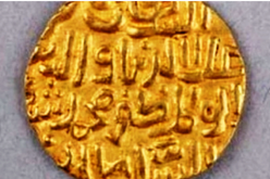 The Cultural Relics Bureau of Jinshi City is offering a 10,000-yuan ($1,500) reward to anyone who can decipher the mysterious writing on the gold coin unearthed in a farm in Henan in the 1960s.