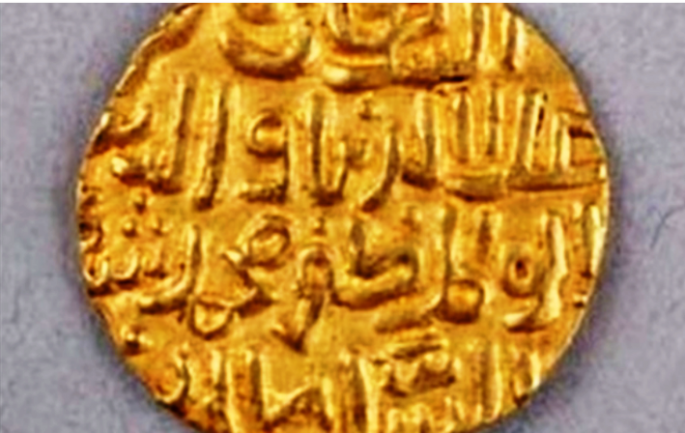 The Cultural Relics Bureau of Jinshi City is offering a 10,000-yuan ($1,500) reward to anyone who can decipher the mysterious writing on the gold coin unearthed in a farm in Henan in the 1960s.