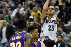 Minnesota Timberwolves shooting guard Kevin Martin (R) shoots over Los Angeles Lakers' D'Angelo Russell and Julius Randle.