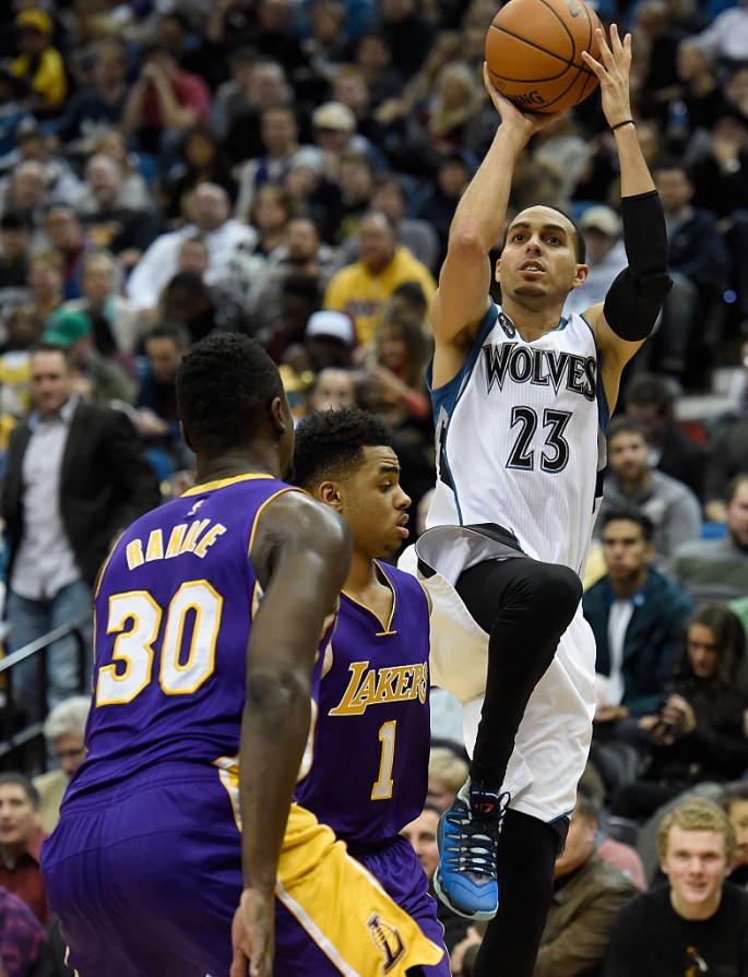 Minnesota Timberwolves shooting guard Kevin Martin (R) shoots over Los Angeles Lakers' D'Angelo Russell and Julius Randle.