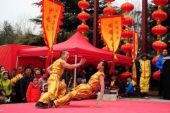 Martial art actors perform at a temple fair of Wansuishan scenic zone in Kaifeng, central China's Henan Province, Feb. 21, 2016. The traditional Lantern Festival will fall on Feb. 22 this year. 