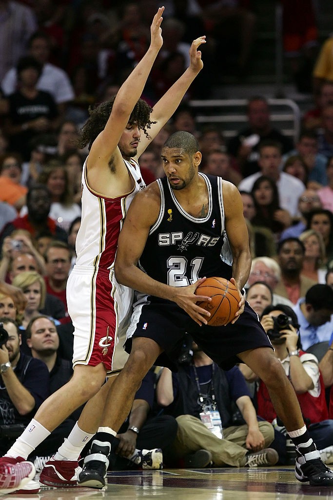 Former Cleveland Cavaliers center Anderson Varejao (L) defends against San Antonio Spurs' Tim Duncan.