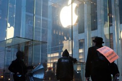 A security guard stands outside the Apple store on 5th Avenue on February 23, 2016 in New York City as protestors gather to support Apple's decision to resist the FBI's pressure to build a 'backdoor' to the iPhone a San Bernardino shooter. 