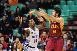 Liaoning Flying Leopards point guard Lester Hudson (L) defends against Zhejiang Golden Bulls' Samad Nikkhah Bahrami during the CBA Playoffs first round.