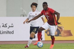 Guangzhou Evergrande striker Jackson Martinez dribbles past Pohang Steelers' Shim Dongwoon.