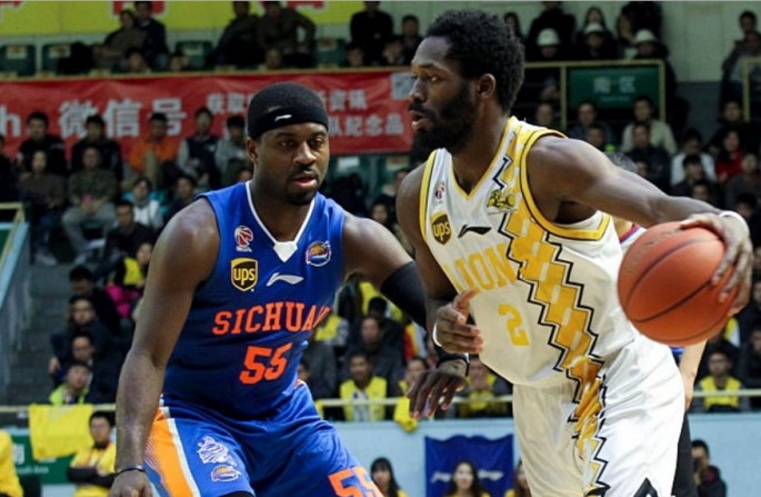 Sichuan Blue Whales point guard Justin Dentmon (L) guards Zhejiang Lions' Jeremy Pargo during their 2016 CBA Playoffs first round match.