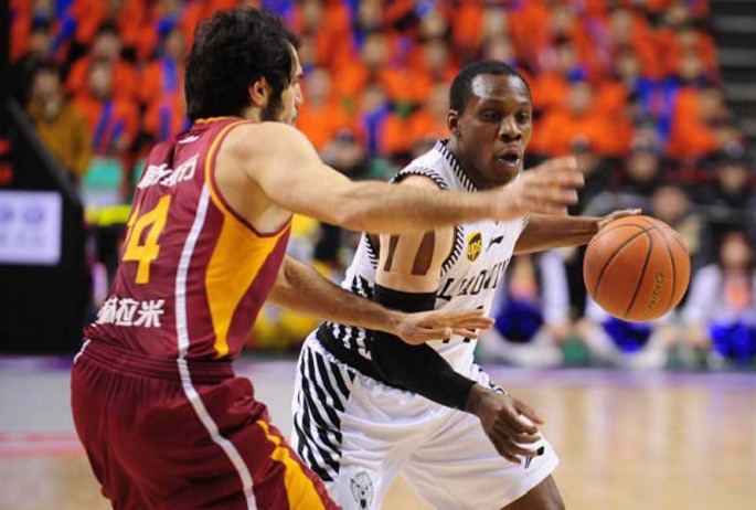 Liaoning Flying Tigers's Lester Hudson drives past a Guangdong Southern Tigers defender during Game 4 of their best-of-five semifinals series. Liaoning won, 105-96, to advance in the Finals against the Sichuan Blue Whales.