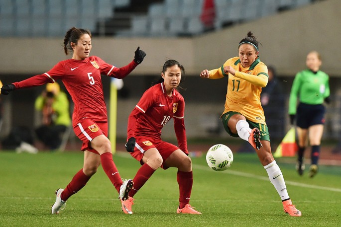 China's Wu Haiyan (L) and Tan Ruyin (C) competes for the ball against Australia's Kyah Simon.