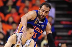 Sichuan Blue Whales center Hamed Haddadi defends against Liaoning Flying Leopards counterpart Yang Ming during the 2016 CBA Finals.