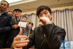 Chinese Go grandmaster Ke Jie holds his trophy after beating Lee Se-dol in the 2nd MLily Cup in this Jan. 5, 2016 photo.