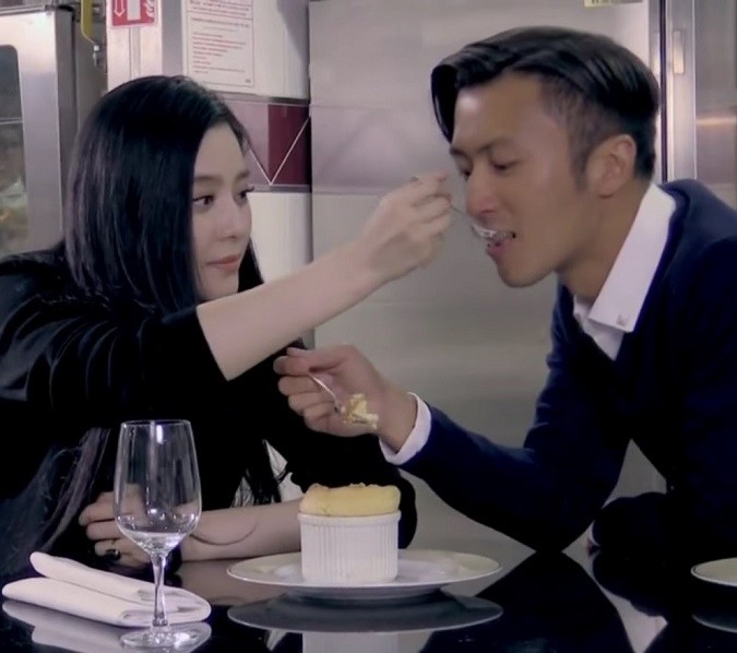 Used to fight alongside each other in “The Proud Twins,” Fan Bingbing and Nicolas Tse are in a more relaxed mood enjoying a soufflé during the first episode of “Chef Nic,” filmed in Paris.