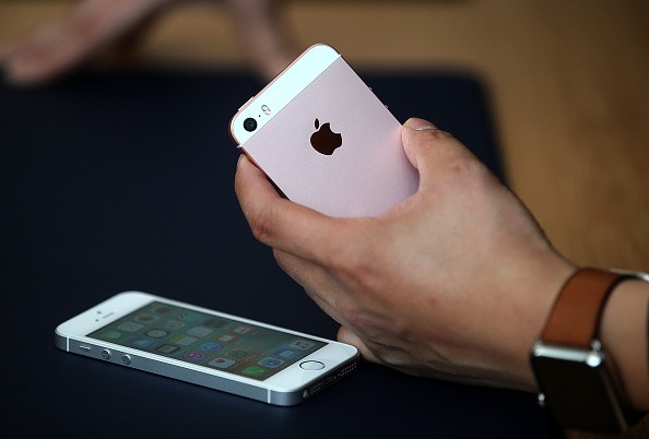 An attendee inspects the new iPhone SE during an Apple special event at the Apple headquarters on March 21, 2016 in Cupertino, California. 