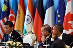 (L-R) Chinese President Xi Jinping, Turkish President Recep Tayyip Erdogan and U.S. President Barack Obama attend a session on day two of the G20 Turkey Leaders Summit in Turkey, Nov. 16, 2015.