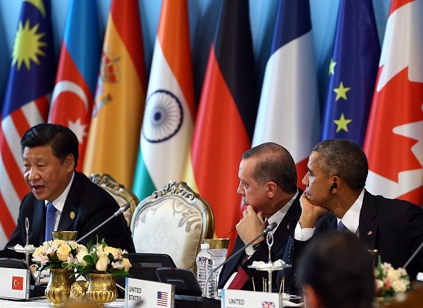 (L-R) Chinese President Xi Jinping, Turkish President Recep Tayyip Erdogan and U.S. President Barack Obama attend a session on day two of the G20 Turkey Leaders Summit in Turkey, Nov. 16, 2015.