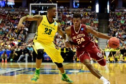 Oklahoma's Buddy Hield drives to the basket against Oregon's Elgin Cook.