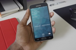 A user tests the functionality and features of Samsung Galaxy Note 4 before buying it.