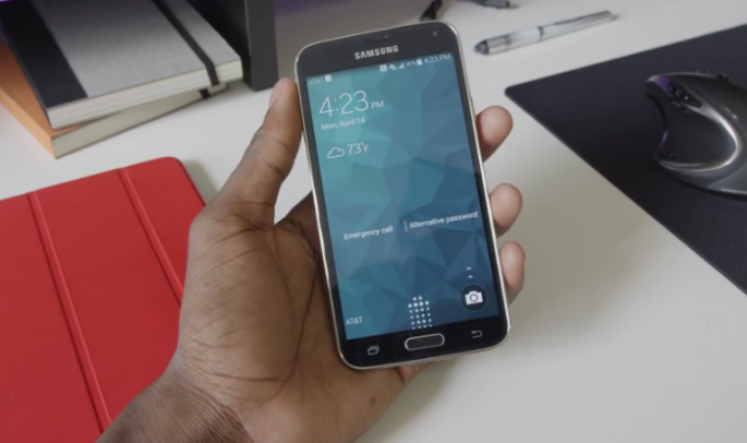 A user tests the functionality and features of Samsung Galaxy Note 4 before buying it.