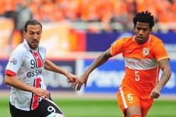 Shandong Luneng's Gil (R) competes for the ball against FC Seoul's Dejan Damjanovic.